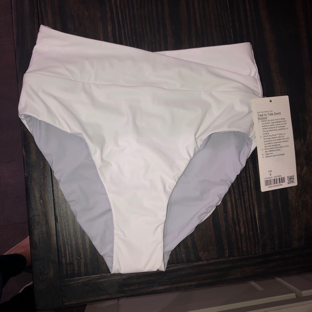 Lululemon Tied to Tide swim bottoms NWT